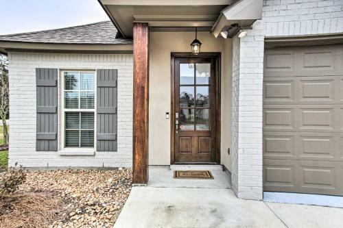 Dreamy Prairieville Townhome With Deck And Yard!