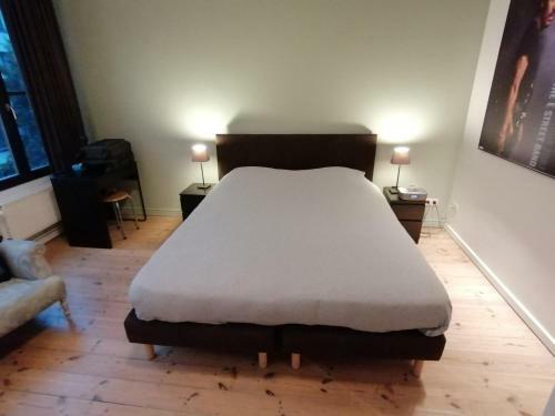 Bed & Breakfast Because The Night City Lodge