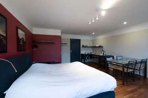 Bed & Breakfast Because The Night City Lodge