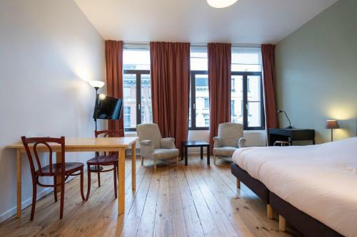 Bed & Breakfast Because The Night City Lodge