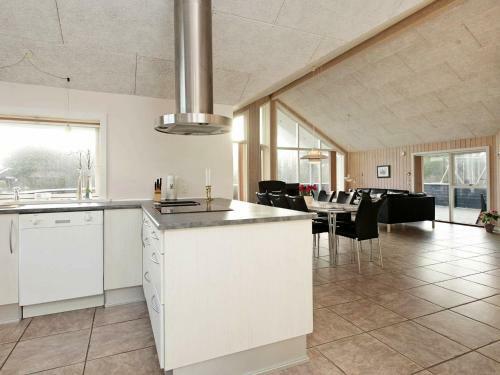 Three-bedroom Holiday Home In Bl�vand 38
