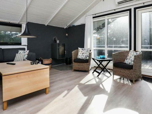 Three-bedroom Holiday Home In Bl�vand 76