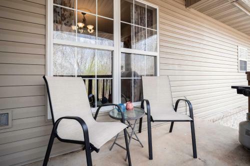 Spacious Rogers Home With Yard Family Friendly