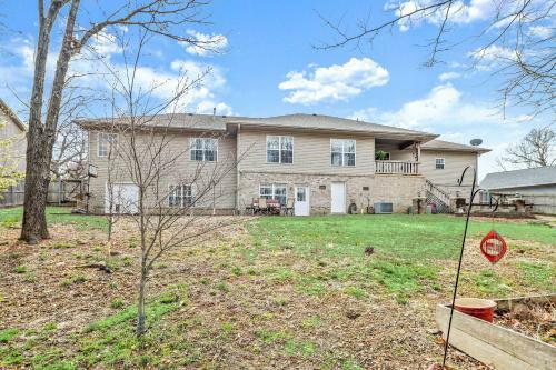 Spacious Rogers Home With Yard Family Friendly
