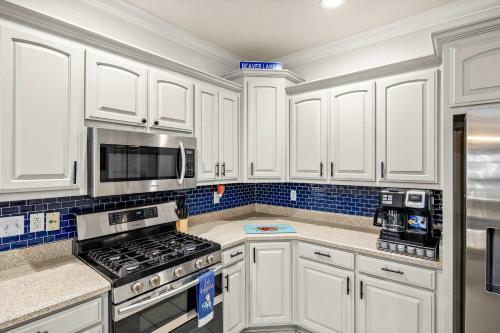 Spacious Rogers Home With Yard Family Friendly