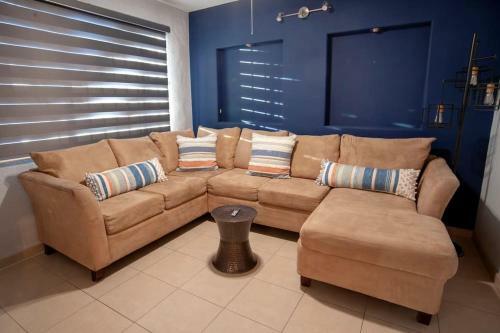 Downtown, Clean & Equiped 1-floor 3-bedroom House