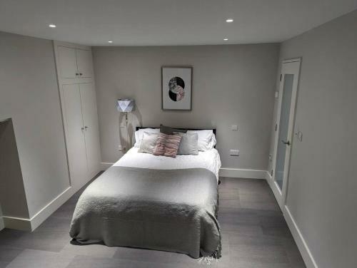 Captivating 1-bed Apartment In Bath With Parking