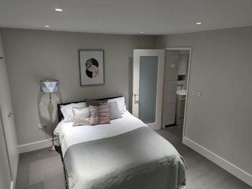 Captivating 1-bed Apartment In Bath With Parking
