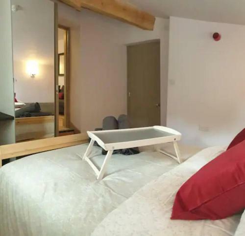 Canal Side Cottage Sleeps Up To 12 Guests