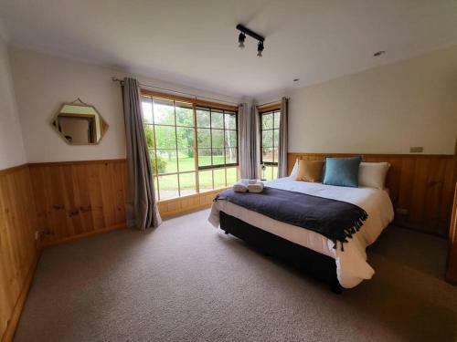 Georges On The Bay- Waterfront Beach House, Akaroa