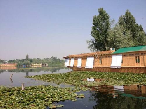 New York Houseboat
