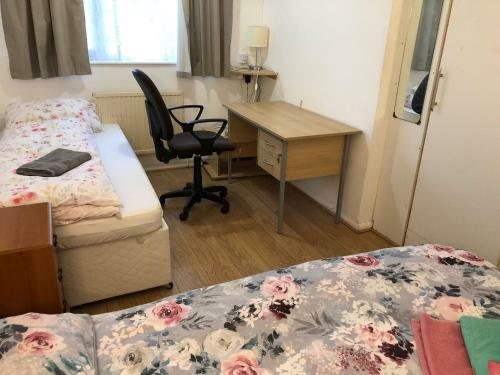 Town House Near Piccadilly Train Station