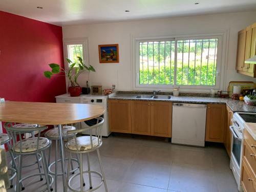 Maison Spacieuse Avec Piscine Chauff�e