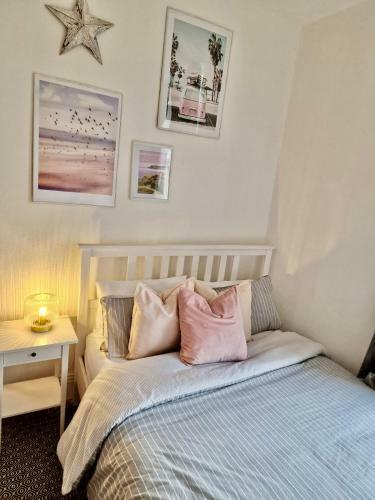 The Pink Bath Pad - 3 Bedroom Seaside Apartment