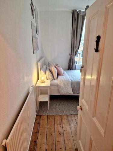 The Pink Bath Pad - 3 Bedroom Seaside Apartment