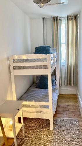 The Pink Bath Pad - 3 Bedroom Seaside Apartment