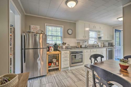 Cozy Home Near Downtown Chapel Hill With Deck!
