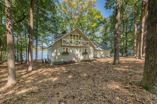 No Wake Zone By Stay Lake Norman