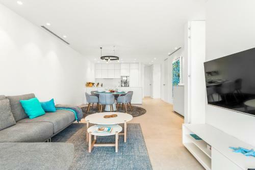 New Luxury Apartment First Sea Line