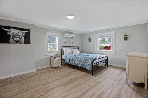 Charming 4 Bedroom Farmhouse With Large Backyard For Entertaining