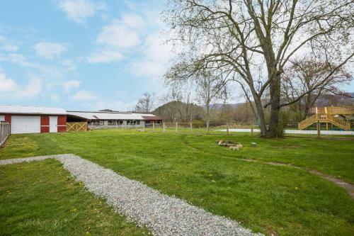 Charming 4 Bedroom Farmhouse With Large Backyard For Entertaining