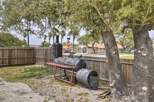 Coastal Aransas Pass Cottage About 9 Mi To Beach!