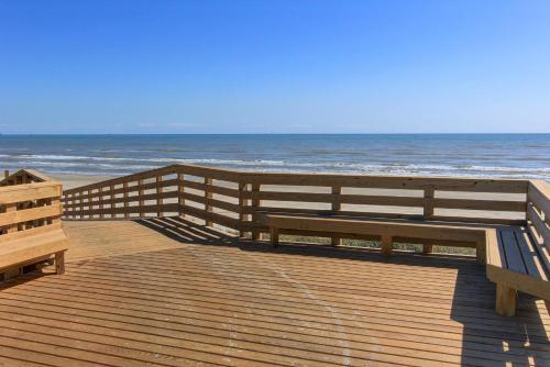 Aransas Palms - Boardwalk To The Beach!
