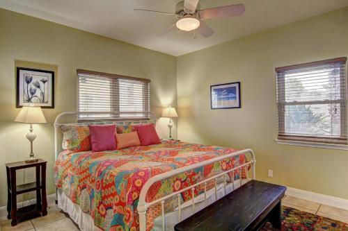 Aransas Palms - Boardwalk To The Beach!