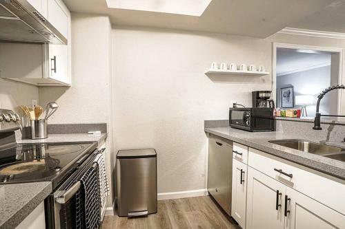 Apartamento Condo With King Bed, Walk To Microsoft & Park