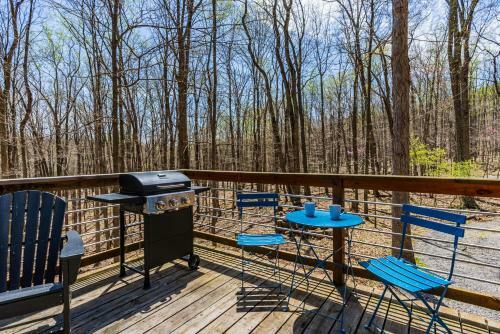 Cabin W Huge Deck Community Pool Hot Tub Wifi