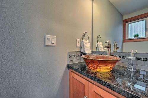 Stylish Townhome About 6 Mi To Downtown Seattle!
