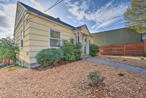Contemporary Seattle Home Less Than 2 Mi To Beach!