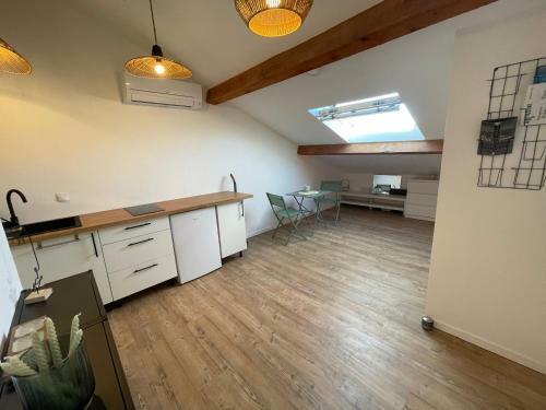 Apartamento Chaleureux Studio Mansard� - C?ur de Ville de S�te