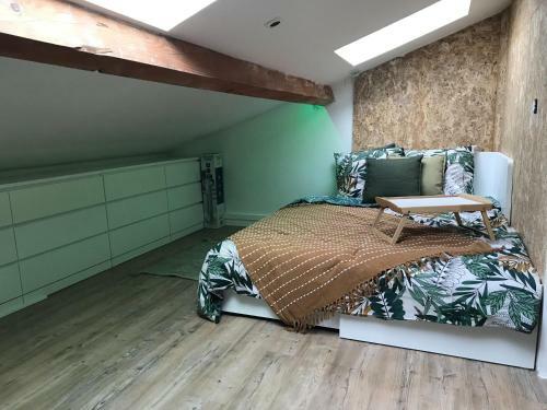 Apartamento Chaleureux Studio Mansard� - C?ur de Ville de S�te
