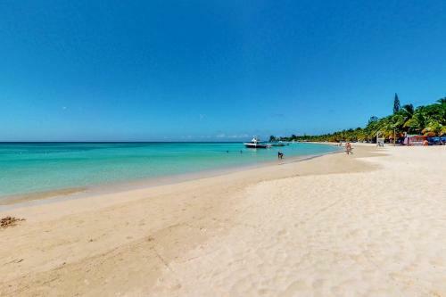 Hotel Coral Sand 10, West Bay Beach