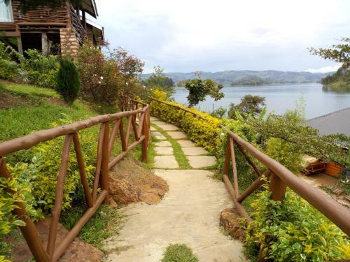 Hotel Lake Bunyonyi Rock Resort
