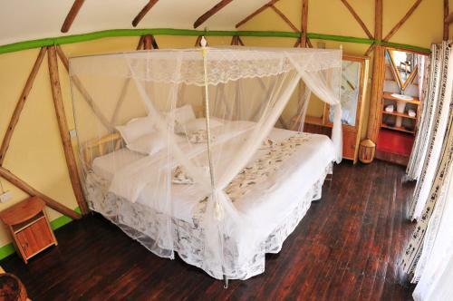 Hotel Lake Bunyonyi Rock Resort