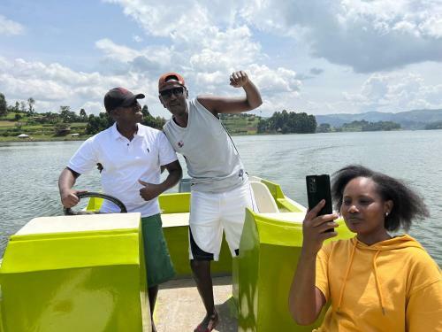 Hotel Lake Bunyonyi Rock Resort