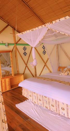Hotel Lake Bunyonyi Rock Resort