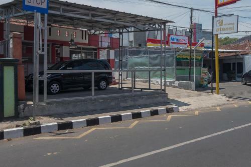 Hostal Reddoorz Plus Near Alun Alun Kuningan