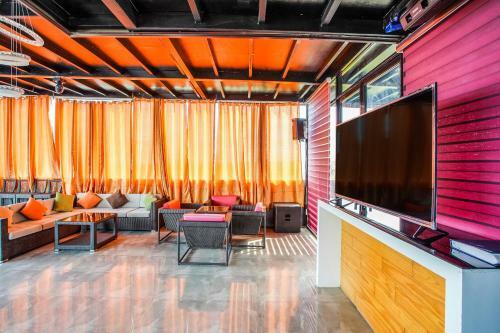 Oyo 489 Casa Mia Hotel Suites
