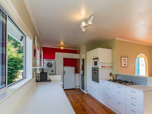 Snowcano Cottage - Rangataua Holiday Home