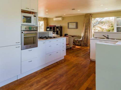 Snowcano Cottage - Rangataua Holiday Home