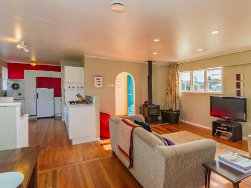 Snowcano Cottage - Rangataua Holiday Home