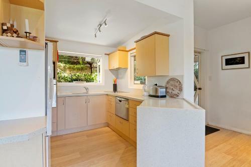 Breakers Bay On The Beach - Kaiteriteri Holiday Home