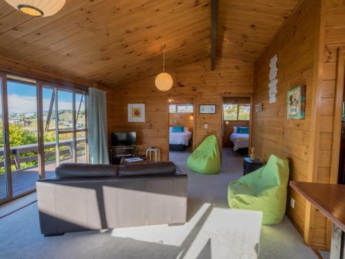 Beach House On The Ridge - Kaiteriteri Holiday Home