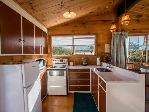 Beach House On The Ridge - Kaiteriteri Holiday Home