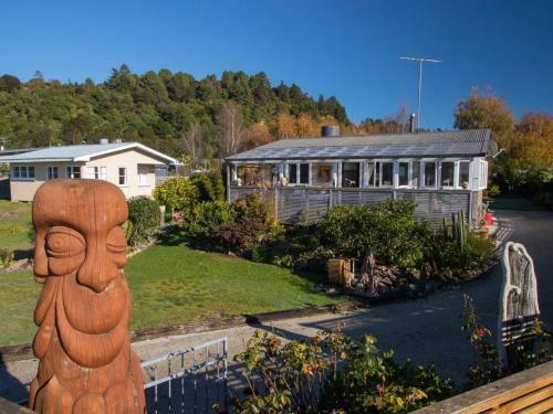 Raisin Town - Marahau Bach
