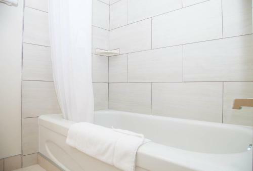 Posada Twin Pine Inn & Suites