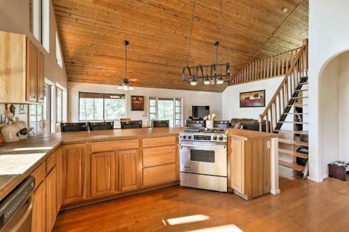 Upscale Cabin Living Golf, Fish, And Hike Show Low!